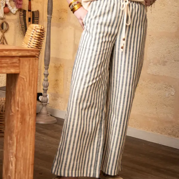 Image illustrative de l'article "Pantalon rayé bleu BASTIA"