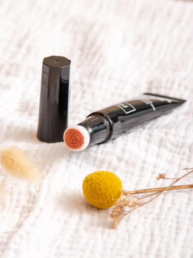 Un blush booster d’éclat qui apporte instantanément un teint radieux