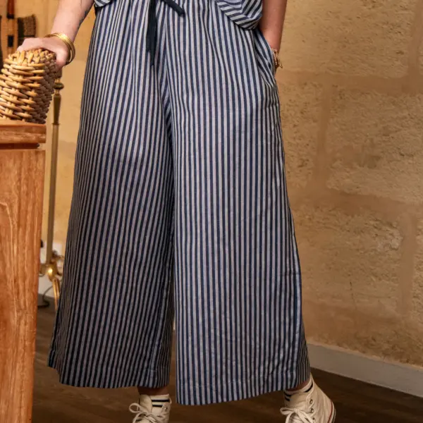 Image illustrative de l'article "Pantalon rayé bleu PUGLIA"