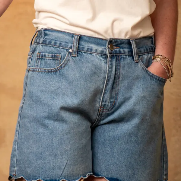 Image illustrative de l'article "Short en jean bleu ALBI"