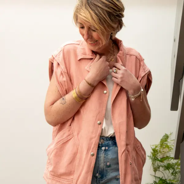 Image illustrative de l'article "Veste en jean sans manche rose IVY"