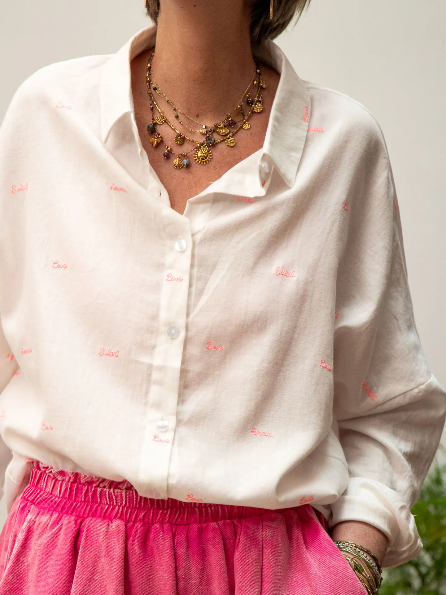 Chemise blanche brodée de mots roses JULIETTE — Mode de Biche