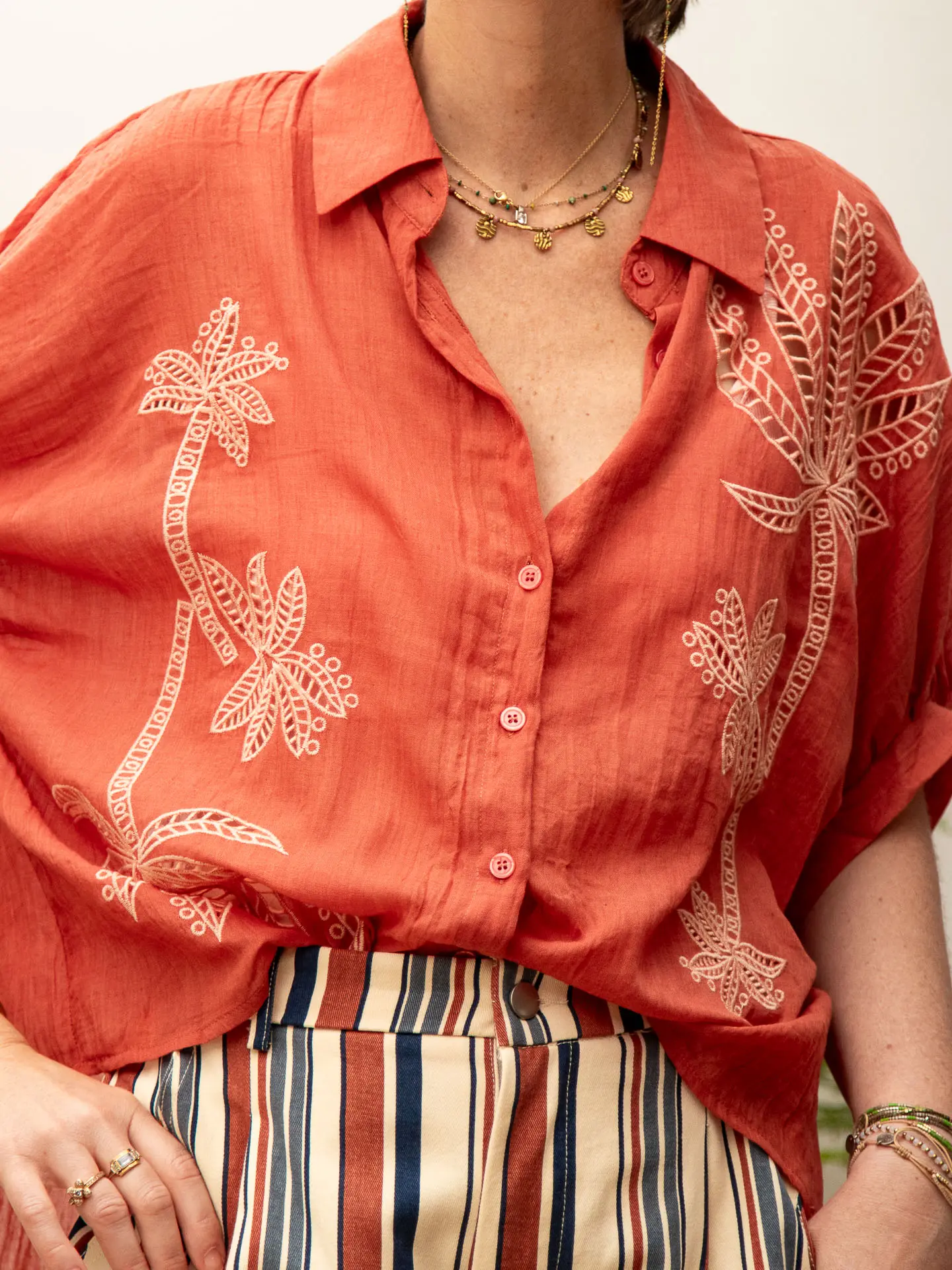 Chemise terracotta sans manches brodée de palmiers — Chemise MATHILDE — Mode de Biche