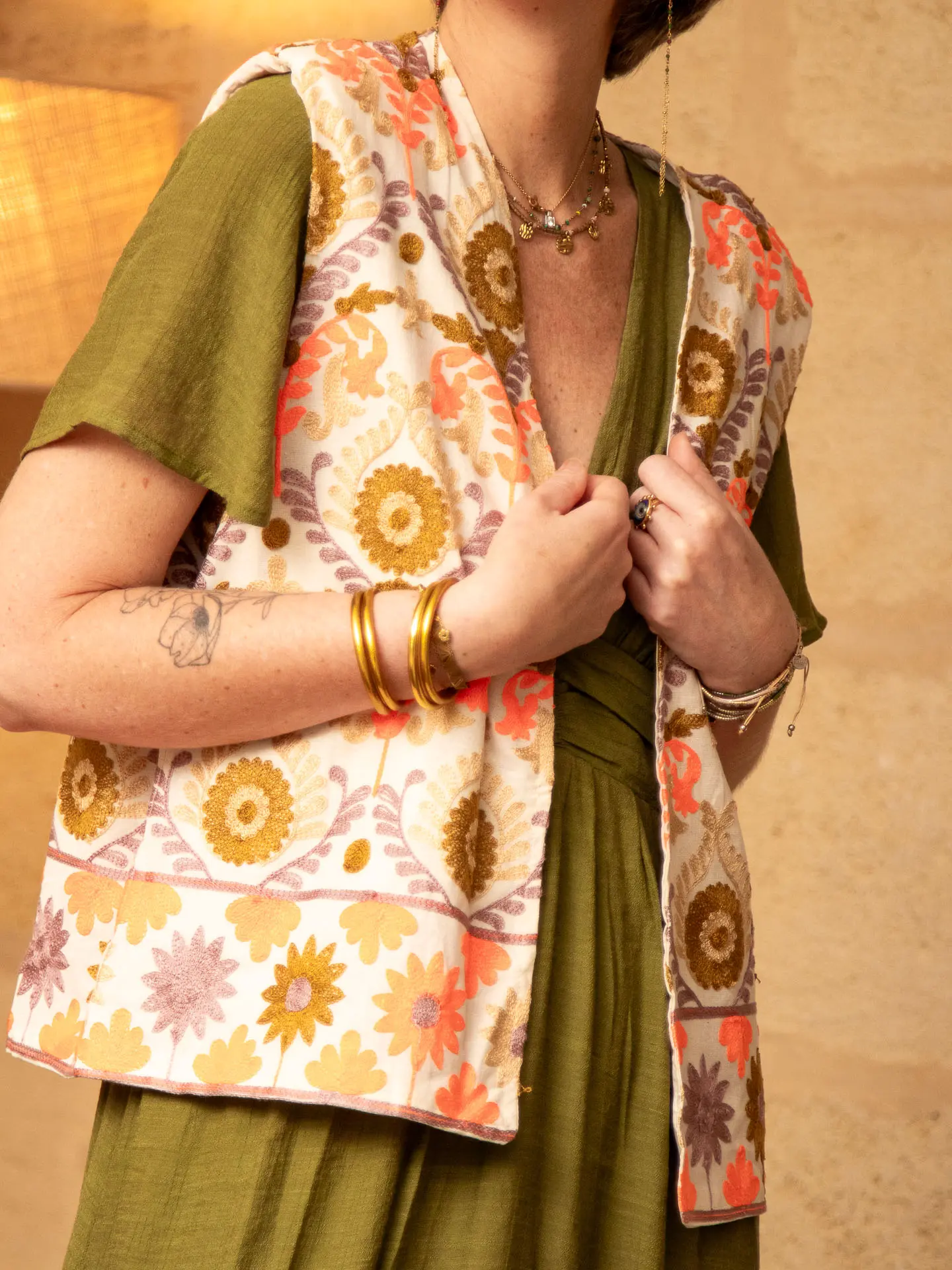 Gilet brodé beige aux motifs floraux colorés — Veste LÉONCE — Mode de Biche