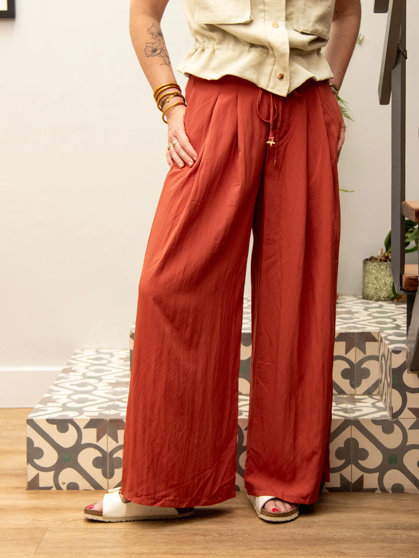 Pantalon terracotta fluide avec lien à la taille — Pantalon NÉROLI — Mode de Biche