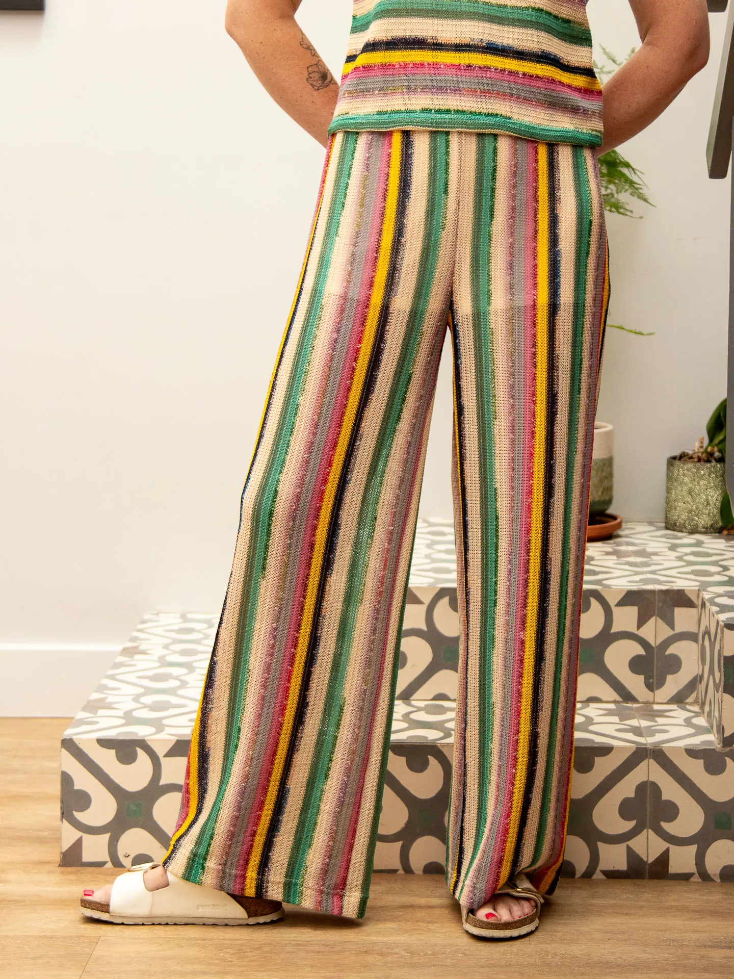Pantalon crochet rayé multicolore assorti au haut AMALIA — Pantalon ALABAMA — Mode de Biche