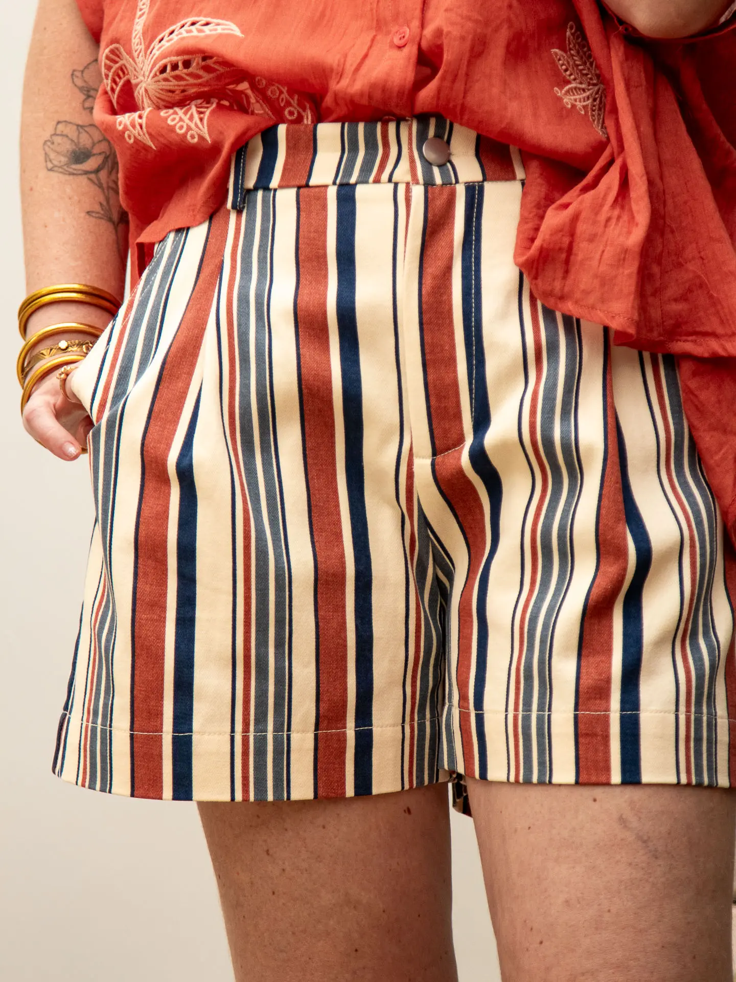 Short rayé bleu marine et terracotta en coton — Short AUTRICHE — Mode de Biche