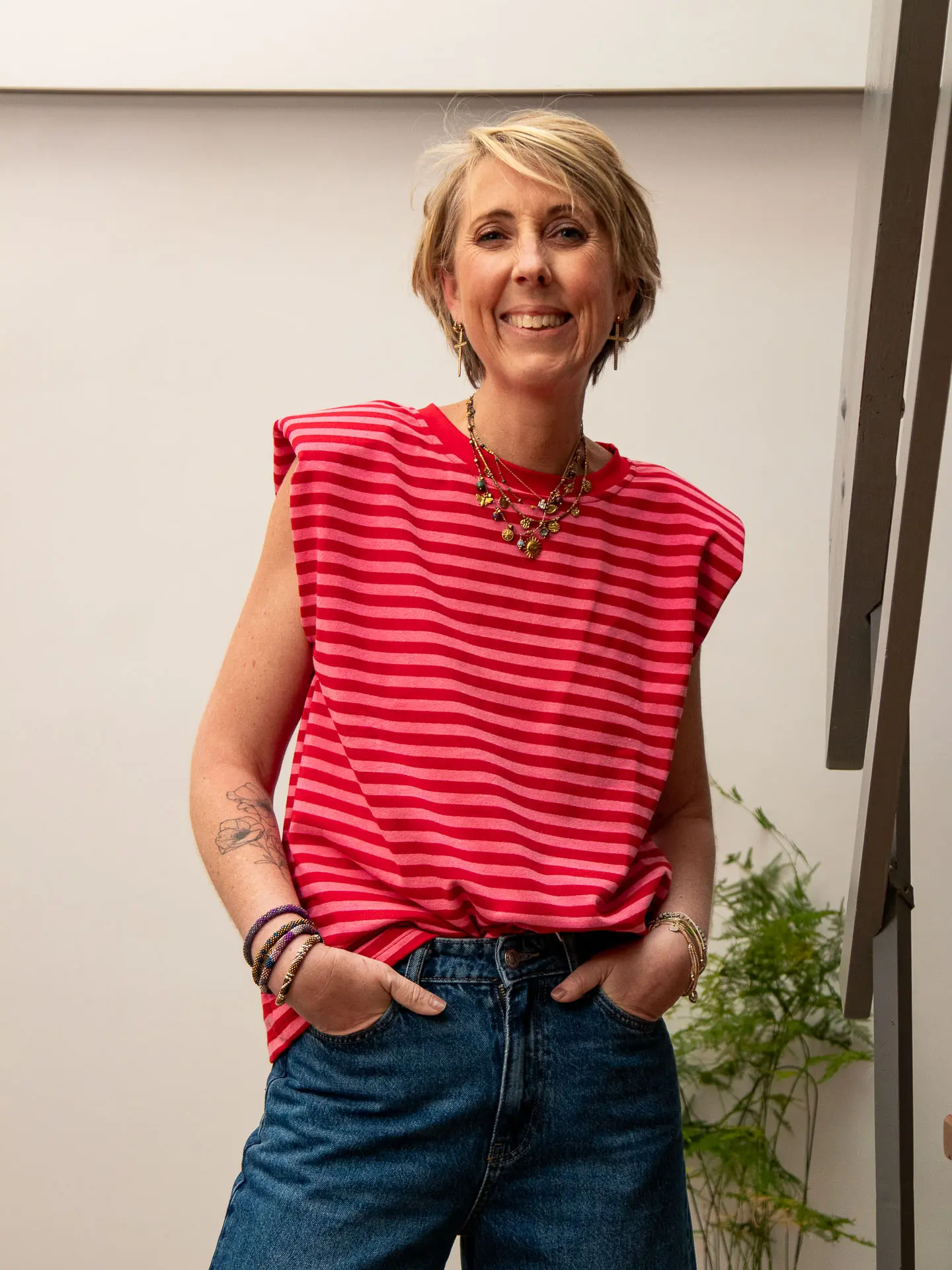 T-shirt rayé rose et rouge à épaulettes — T-shirt ANOUCHKA — Mode de Biche