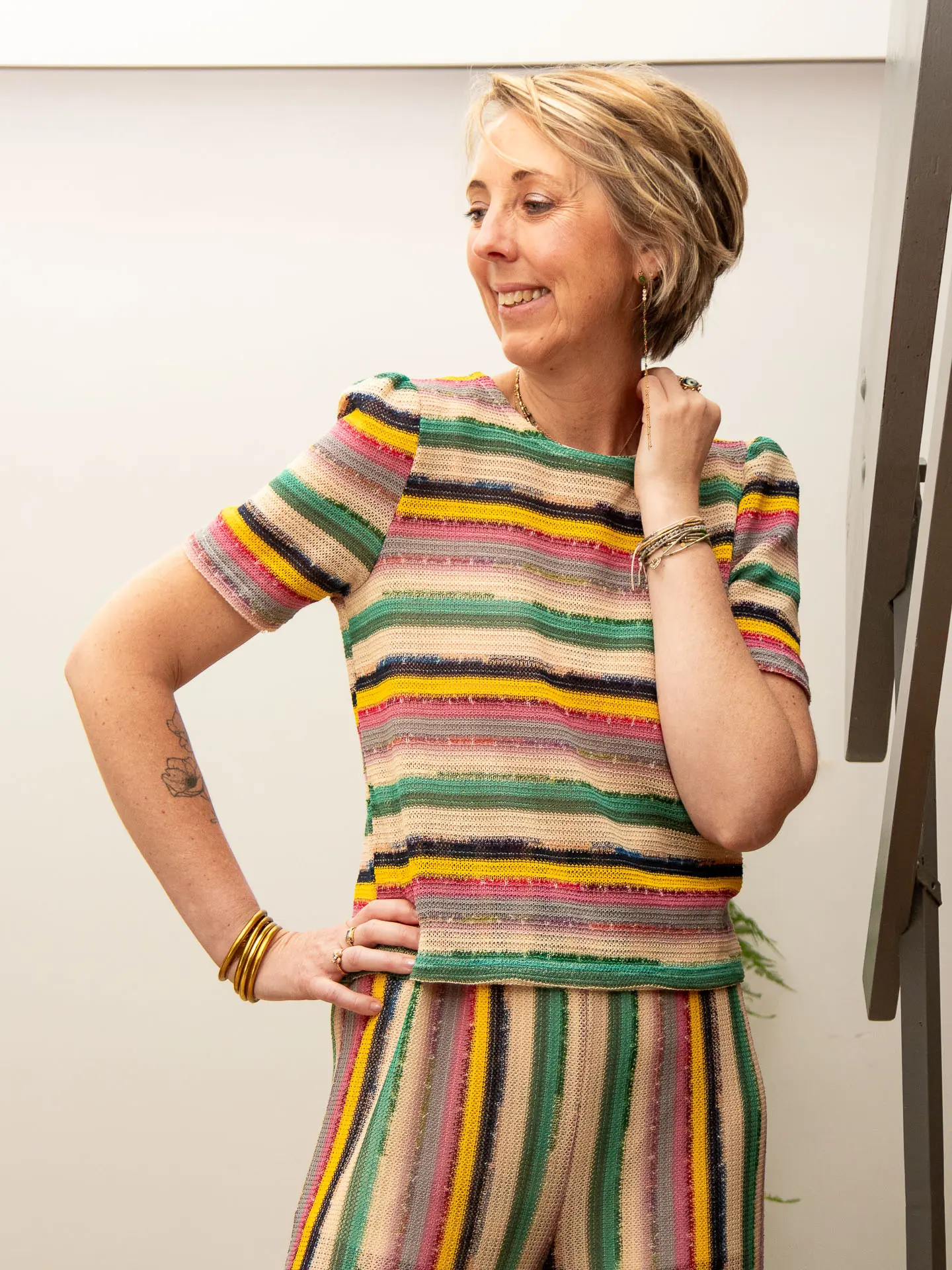 Haut crochet rayé multicolore à manches courtes — Haut AMALIA — Mode de Biche