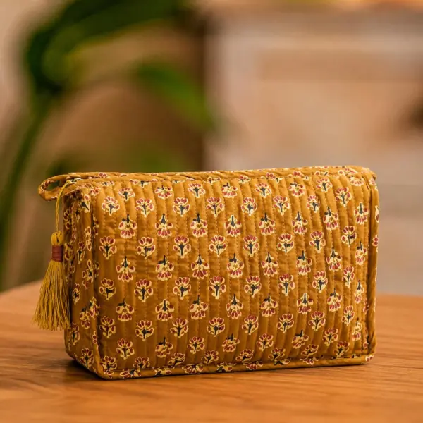 Image illustrative de l'article "Trousse de toilette matelassée en coton moutarde"
