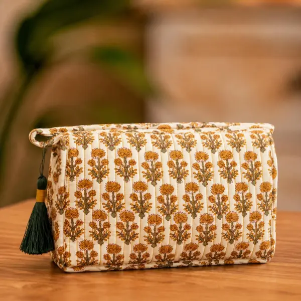 Image illustrative de l'article "Trousse de toilette matelassée en coton écru"