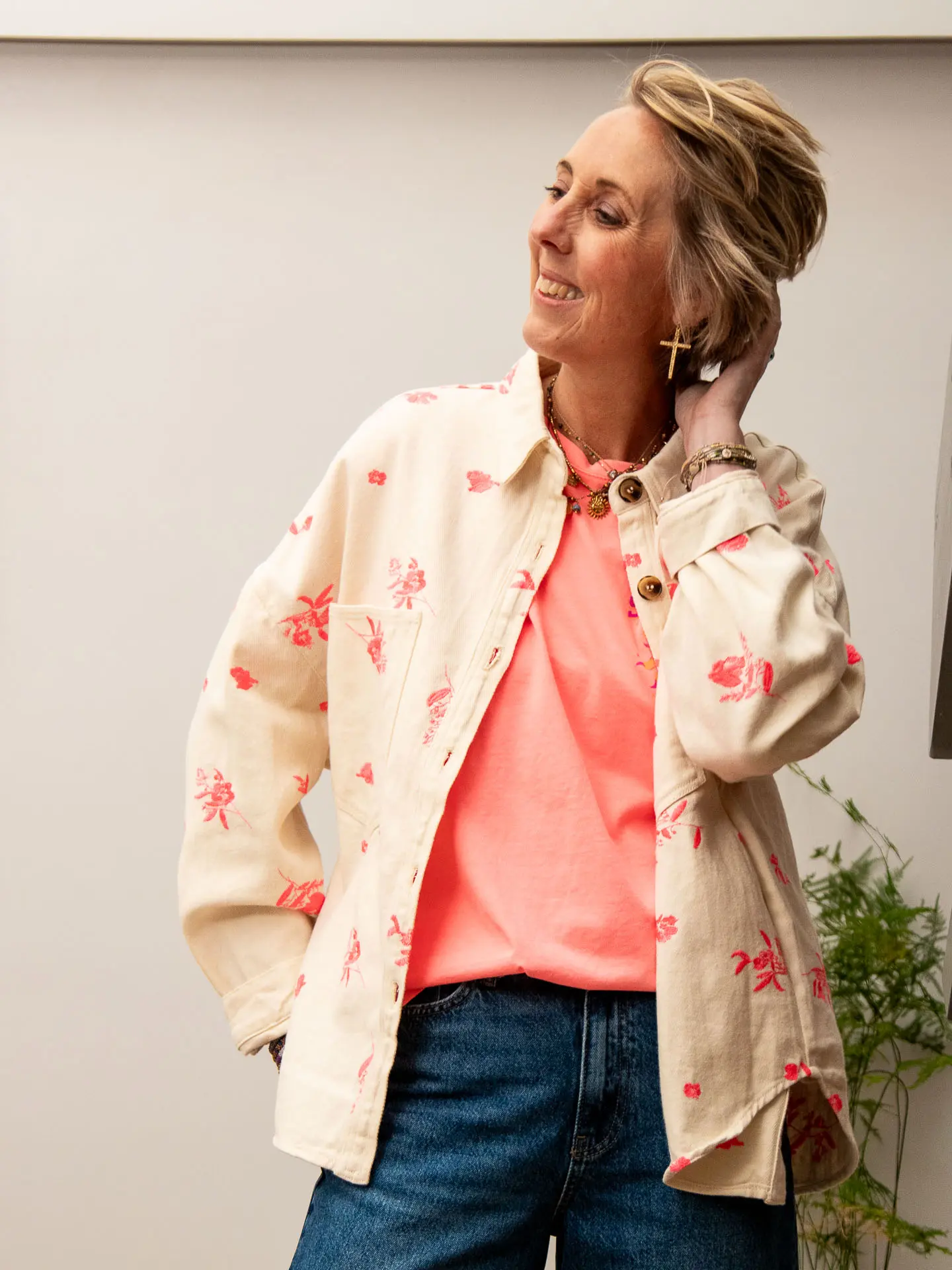 Veste écrue à fleurs roses et poches poitrine — Veste SWANN — Mode de Biche